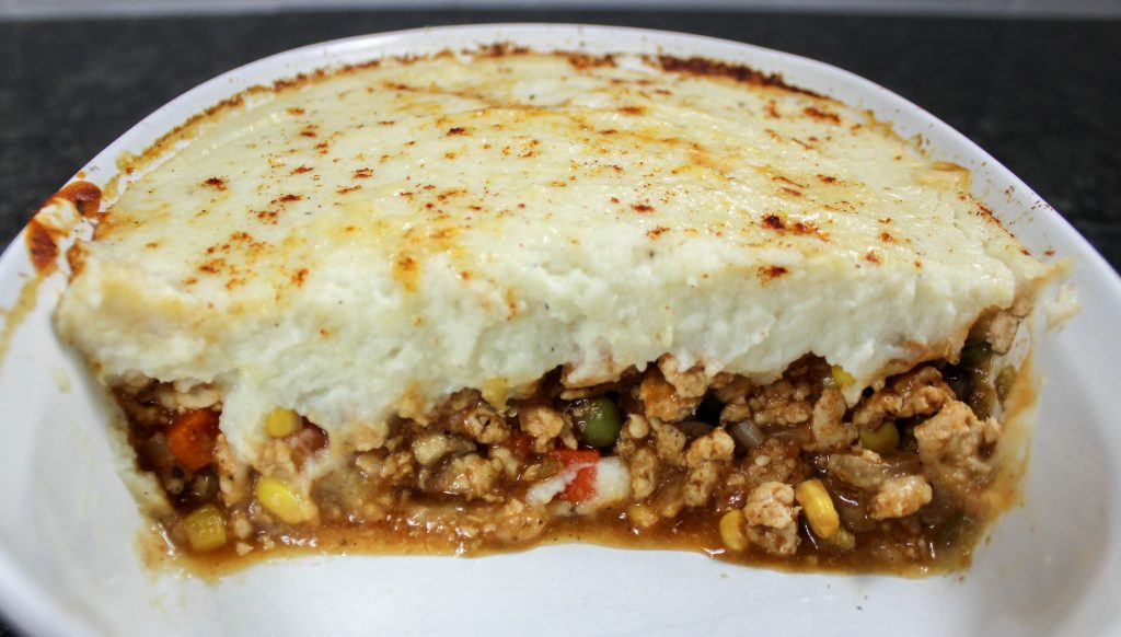 Mashed Cauliflower Sheppard's Pie- Guilt-free sheppard's pie with savory, spiced meat & veggies topped with creamy mashed cauliflower. Mashed Cauliflower Sheppard's Pie has all the flavors of the traditional recipe without the guilt. Weight Watchers friendly (6 SmartPoints).